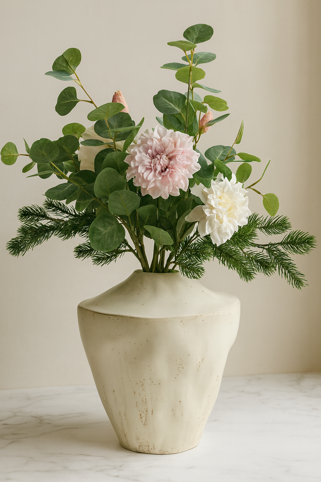 Composition dahlia rose et eucalyptus dans vase terre crue